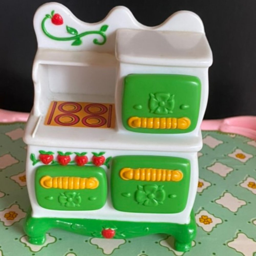 Vintage 1983 Strawberry Shortcake Berry Happy Home Kitchen Oven.
